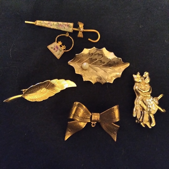 Jewelry - Vintage brooch lot